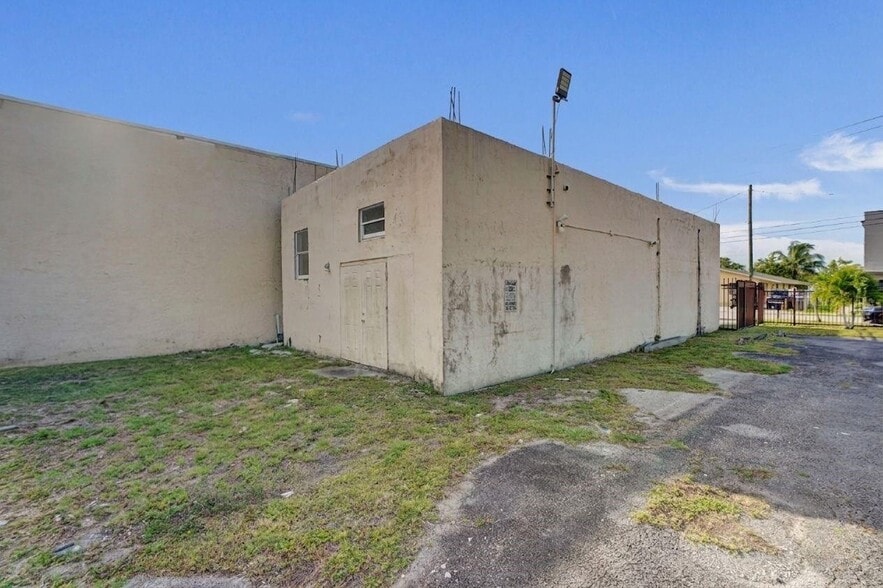 More Photos Of 4167 SW 18th St, West Park Industrial For Sale