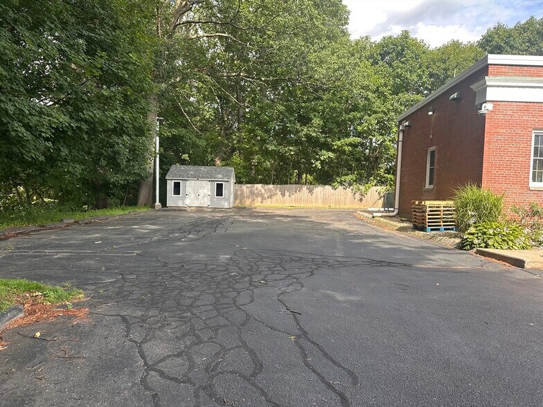 More Photos Of 637 Front St, Chicopee Freestanding For Sale