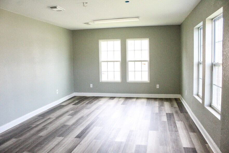 More Photos Of 620 Brazosport Blvd N, Clute Flex For Lease