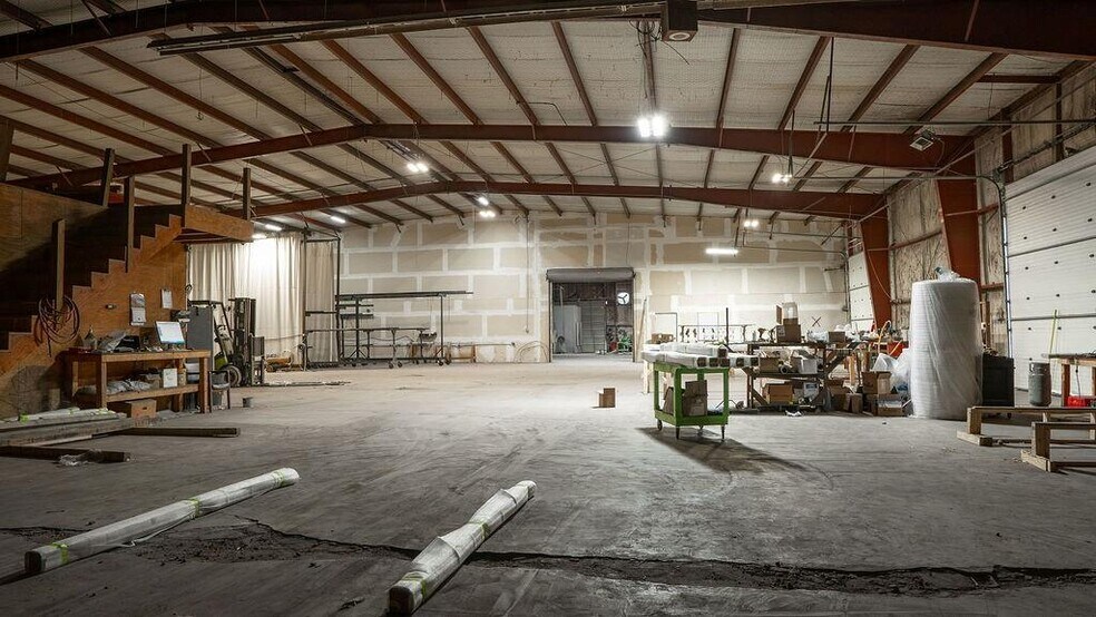 More Photos Of 2500 N Center St, Bonham Warehouse For Lease