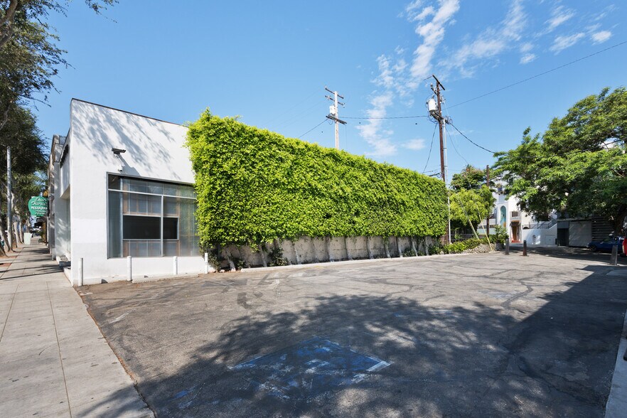 More Photos Of 9055 Santa Monica Blvd, West Hollywood General Retail For Lease