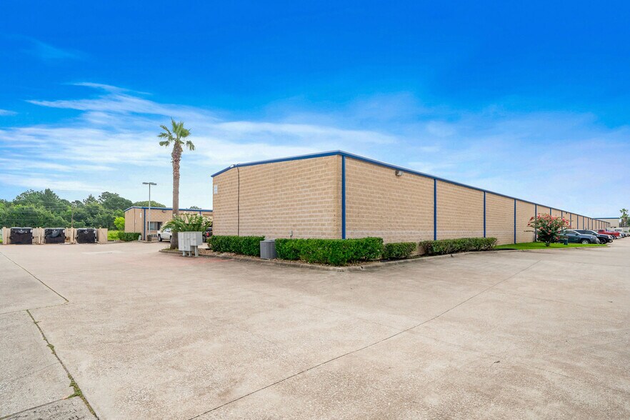 More Photos Of 15255 Gulf Fwy, Houston Unknown For Lease