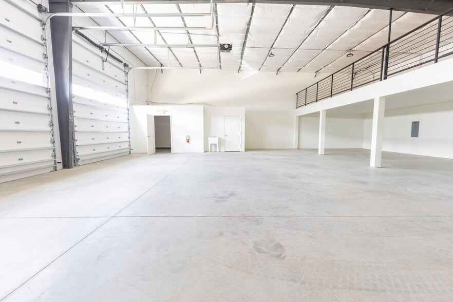 More Photos Of 11089 N US Highway 301, Oxford Light Manufacturing For Lease