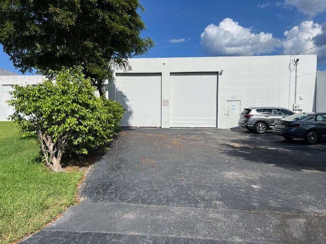 More Photos Of 912-915 S Dixie Hwy E, Pompano Beach, Pompano Beach Manufacturing For Lease