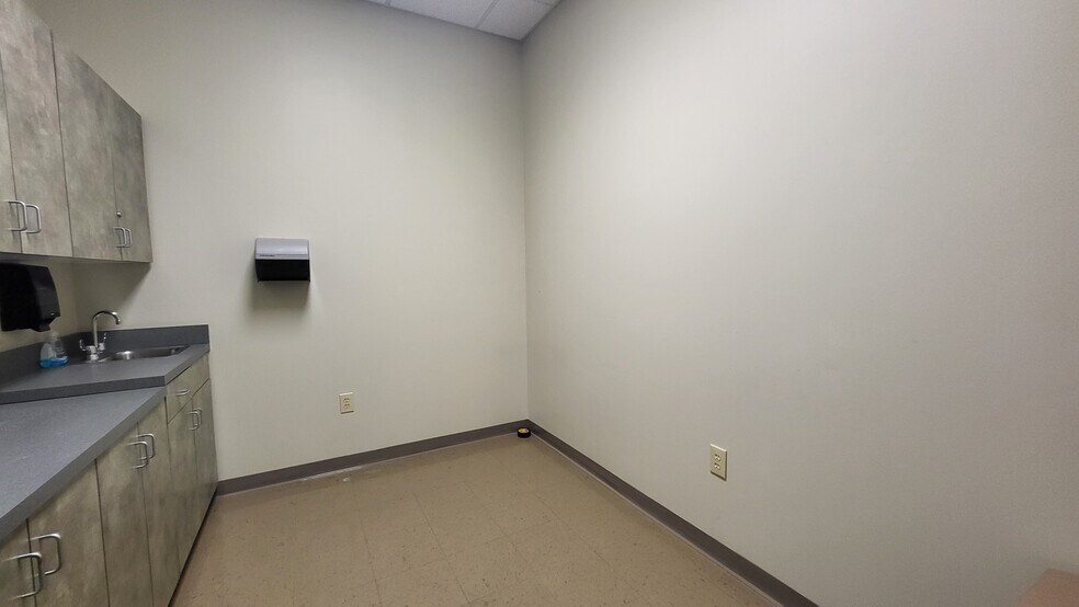 More Photos Of 812 Candy Park Rd, Pembroke Medical For Lease