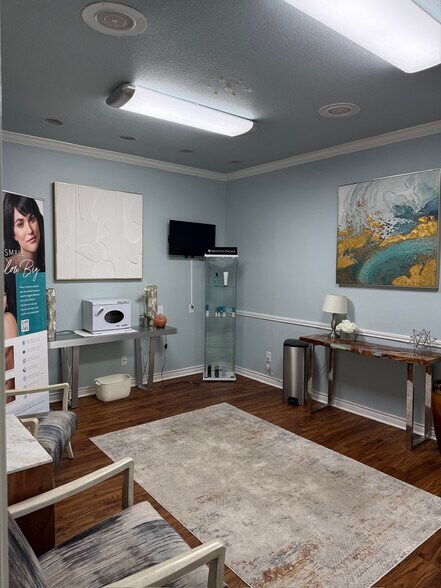 More Photos Of 600 S Harbor Ct, Granbury Office For Lease