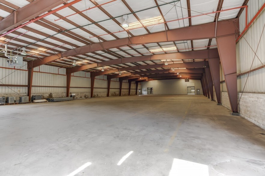 More Photos Of 2064 N Woodford St, Decatur Warehouse For Lease
