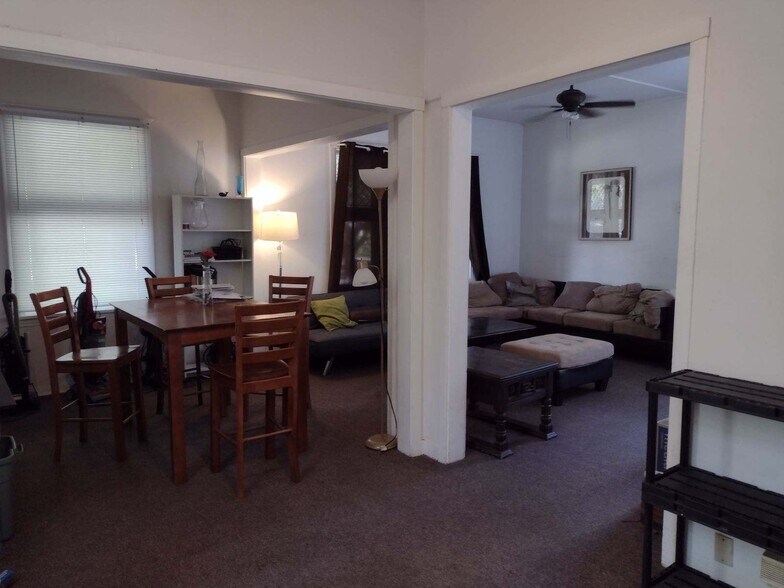 More Photos Of 322 Augusta Ave, Dekalb Dormitory For Sale