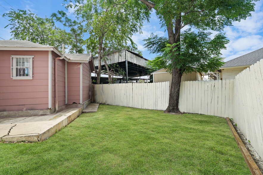 More Photos Of 611 Fredericksburg Rd, San Antonio Freestanding For Lease