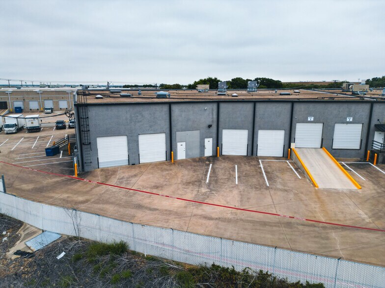 More Photos Of 805 W Carrier Pky, Grand Prairie Warehouse For Lease