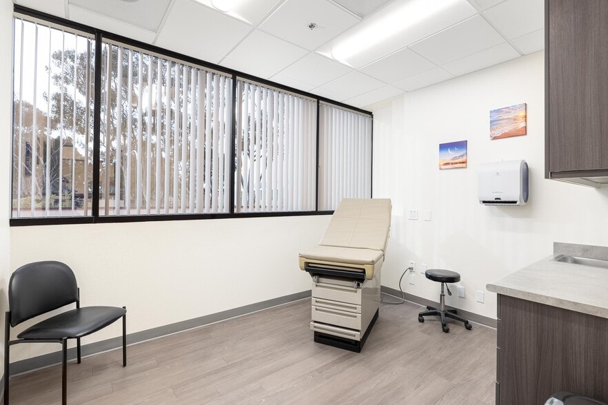 Primary Photo Of 4150 Regents Park Row, La Jolla Medical For Lease