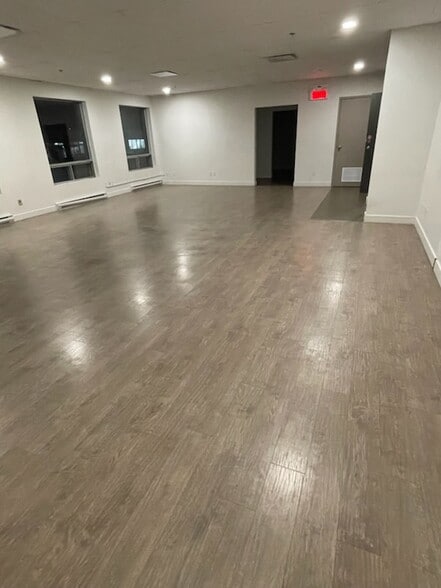More Photos Of 250 Av Dunbar, Mont-Royal Office For Lease