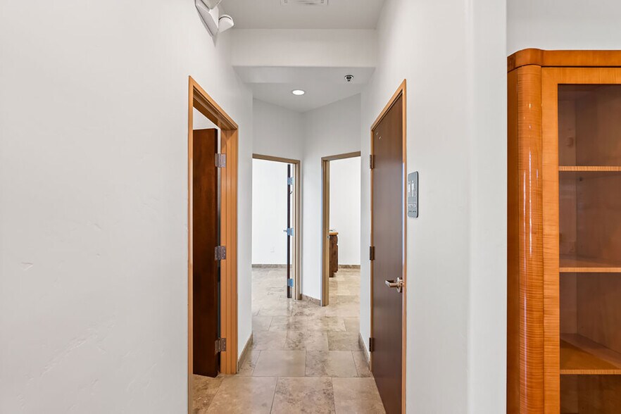 More Photos Of 7336 E Deer Valley Rd, Scottsdale Office For Sale