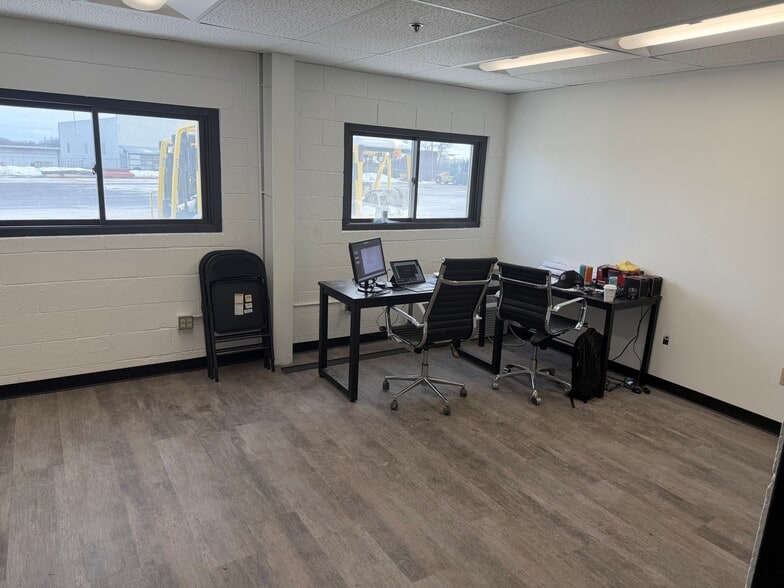 More Photos Of 5500 N Lovers Lane Rd, Milwaukee Distribution For Lease