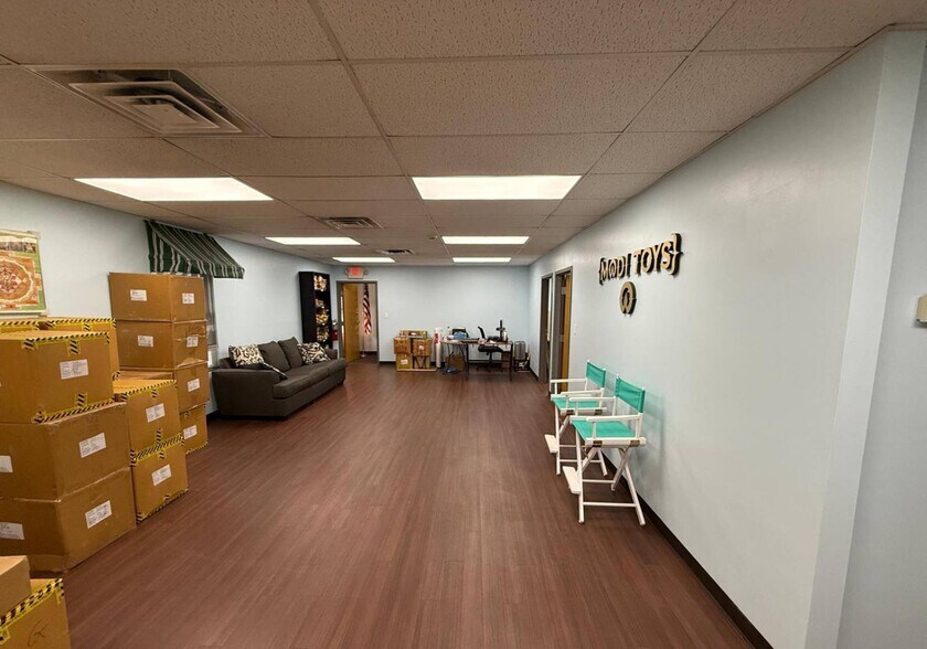 More Photos Of 13 Coral St, Edison Flex For Lease