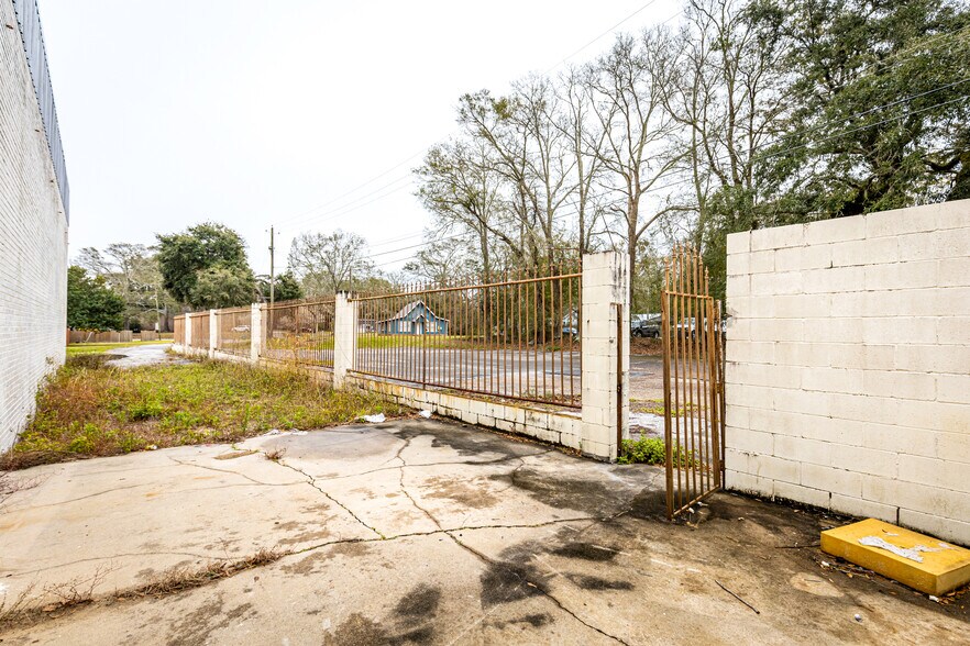 More Photos Of 4914 Main St, Moss Point Storefront For Sale