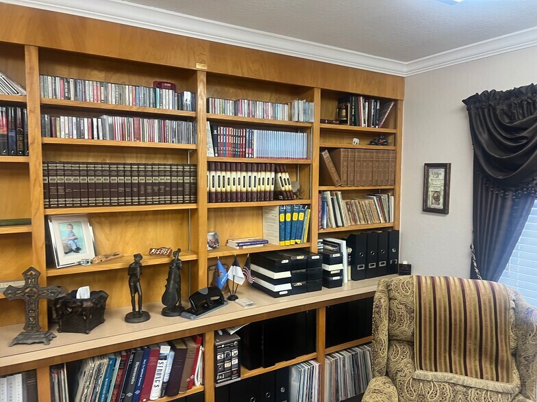More Photos Of 1209 W Oak St, Collinsville Religious Facility For Sale
