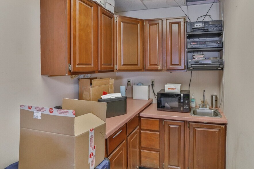 More Photos Of 711 3rd St, Marathon Manufacturing For Sale