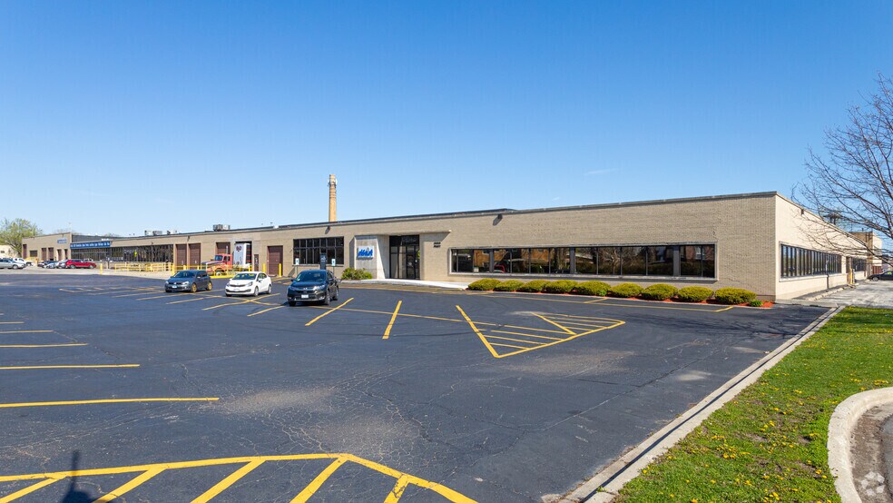 More Photos Of 3600-3690 W Pratt Ave, Lincolnwood Manufacturing For Lease