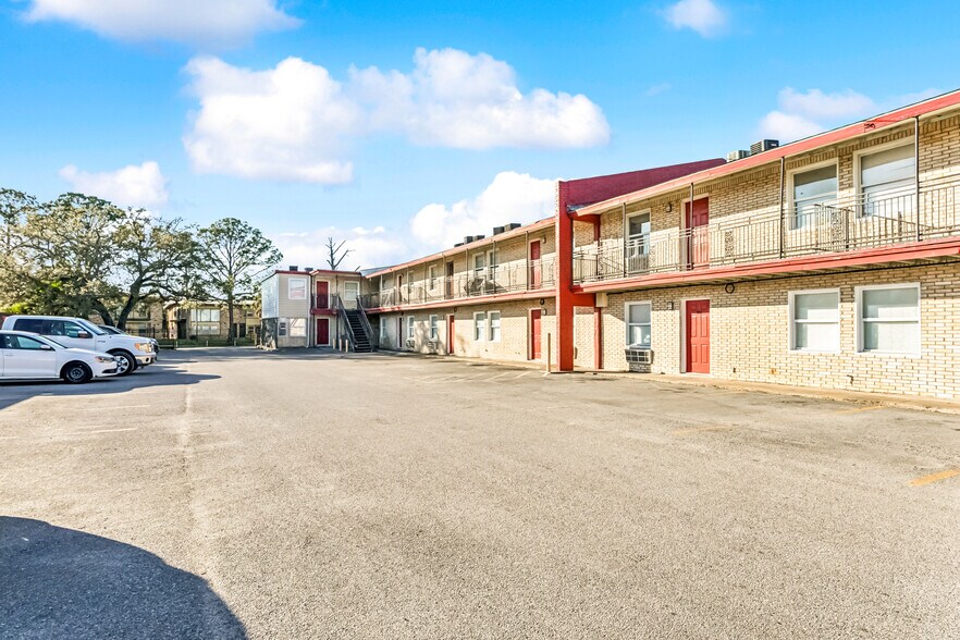 More Photos Of 3300 Garden Oaks Dr, New Orleans Apartments For Sale