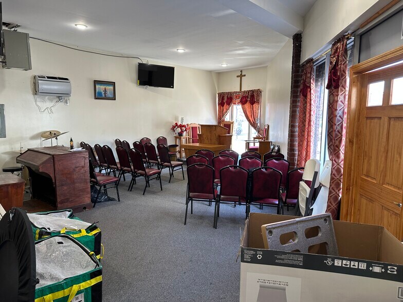 More Photos Of 1952 Eastern Pky, Brooklyn Flex For Sale