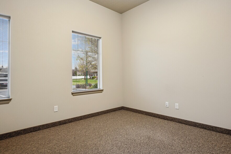 More Photos Of 1093 E Iron Eagle Dr, Eagle Medical For Lease