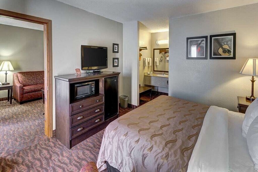 More Photos Of 3601 Shepherd of the Hills Expy, Branson Hotel For Sale