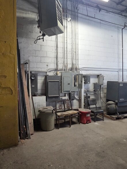 More Photos Of 369 Thomas St, Newark Auto Repair For Sale