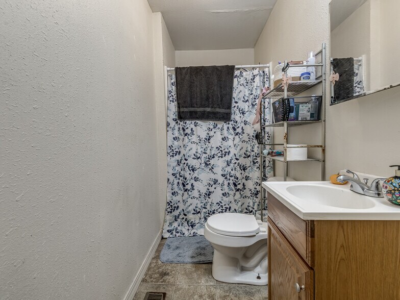 More Photos Of 940 N Ross Ave, Dewey Multifamily For Sale