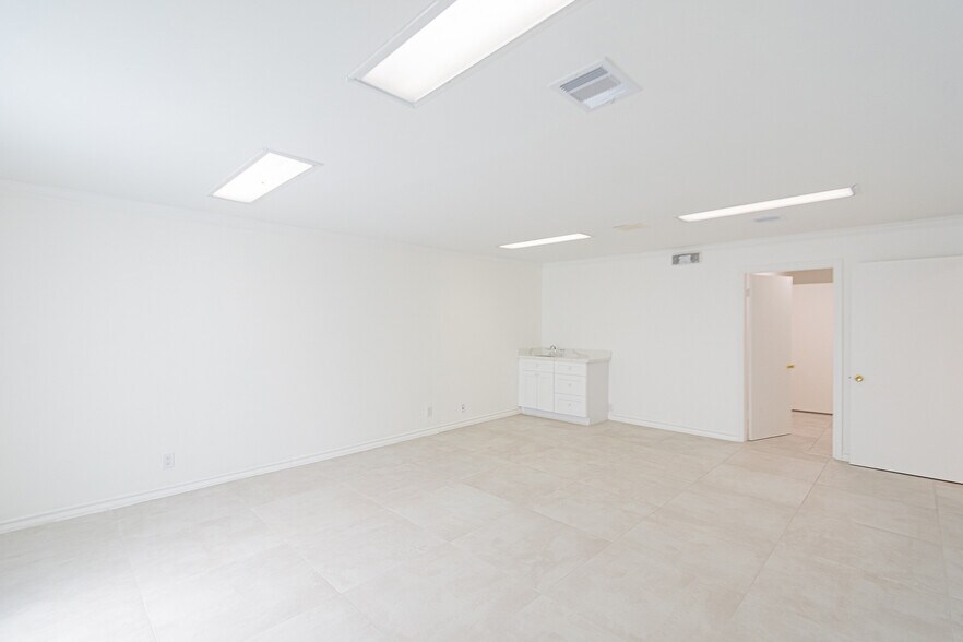 More Photos Of 5904 Dolores St, Houston Office For Lease