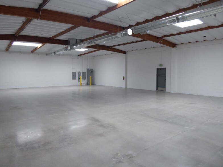 More Photos Of 632 Thompson Ave, Glendale Warehouse For Lease