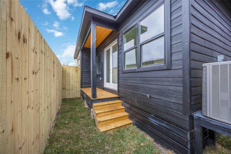 More Photos Of 422 E 41st St, Houston Multifamily For Sale