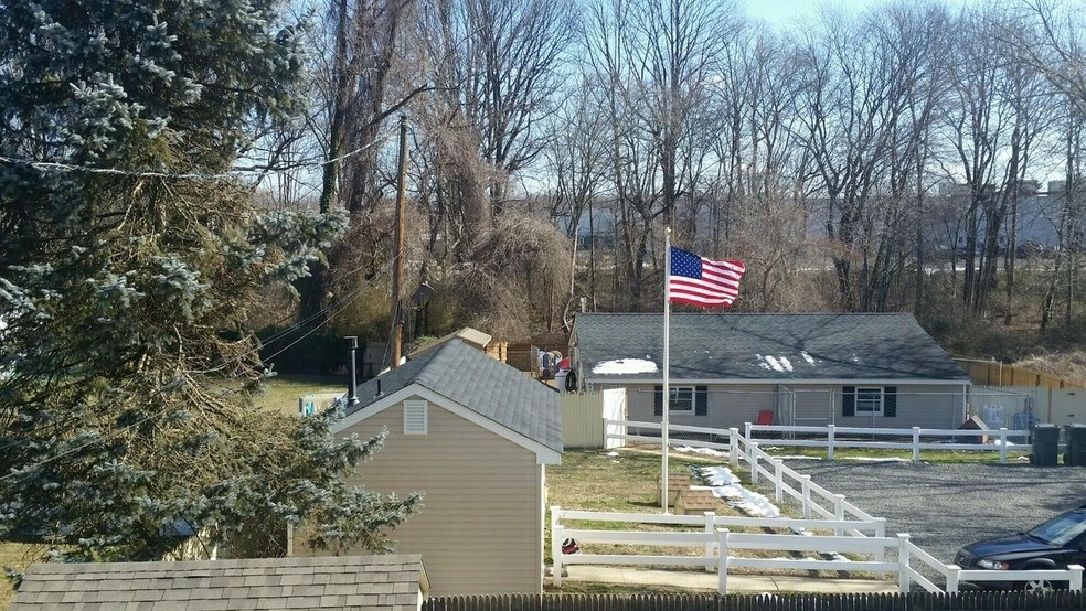 Primary Photo Of 152 Magnolia Ln, Middletown Veterinarian Kennel For Lease