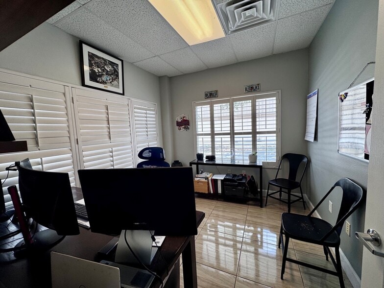 More Photos Of 1550-1582 Global Ct, Sarasota Light Manufacturing For Sale