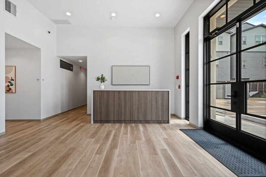 More Photos Of 6909 Grand Blvd, Houston Medical For Lease