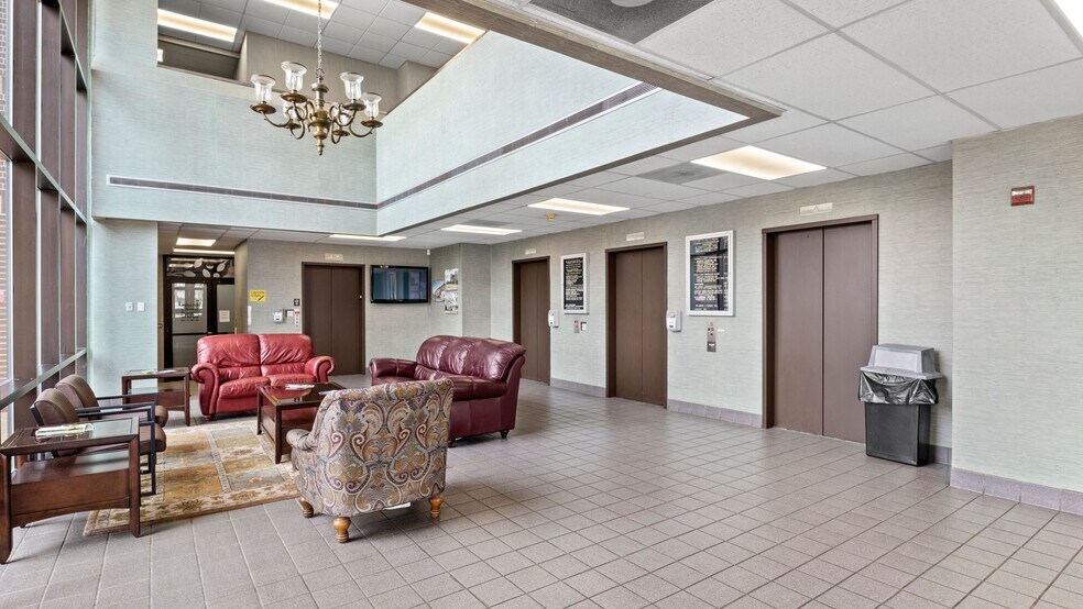 More Photos Of 600 E Taylor St, Sherman Office For Lease