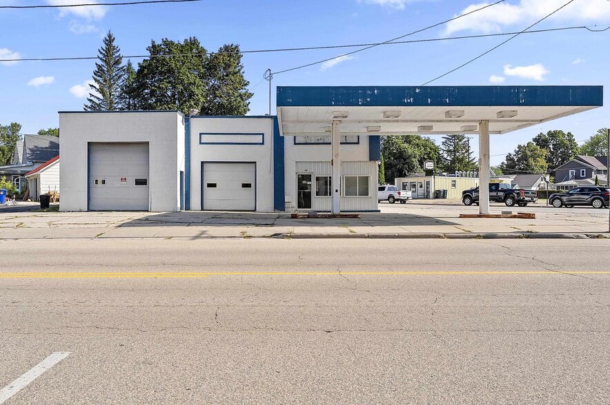 Primary Photo Of 201 E Green Bay St, Bonduel Service Station For Sale