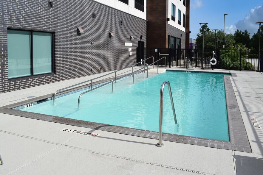 More Photos Of 21606 Spring Plaza Dr, Spring Hotel For Sale