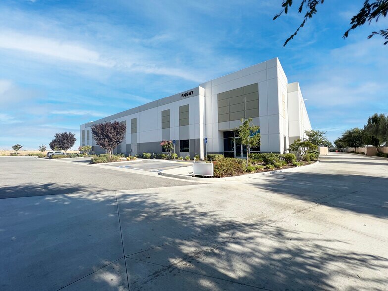 More Photos Of 34943-34947 Flyover Ct, Bakersfield Warehouse For Lease