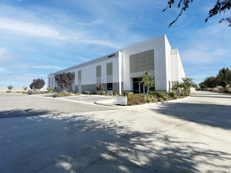 Primary Photo Of 34943-34947 Flyover Ct, Bakersfield Warehouse For Lease