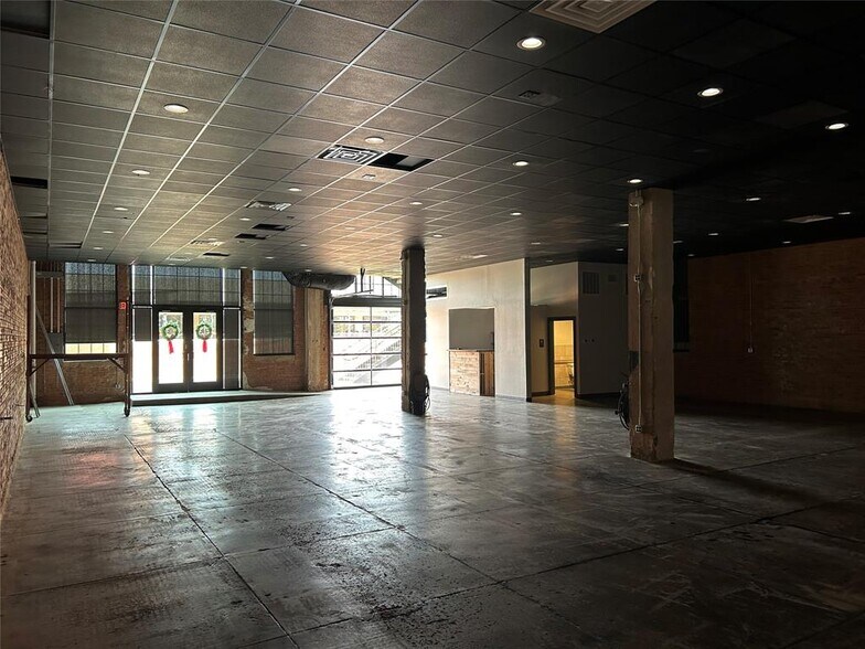 More Photos Of 141 Oak St, Abilene Storefront Retail Office For Lease