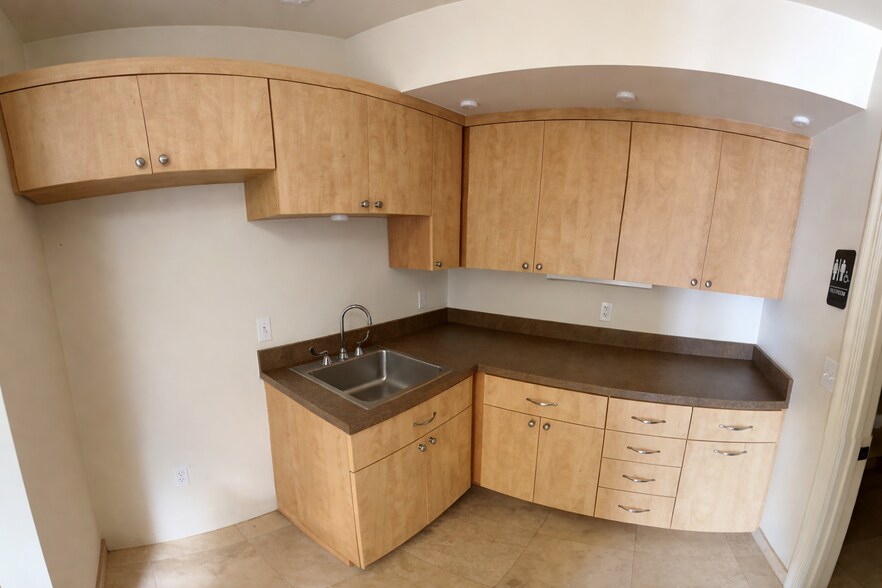 More Photos Of 2820 Shelter Island Dr, San Diego Storefront Retail Office For Lease