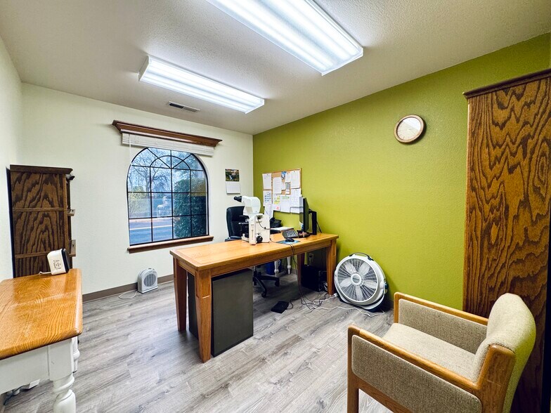 More Photos Of 2036 Railroad Ave, Redding Office For Sale
