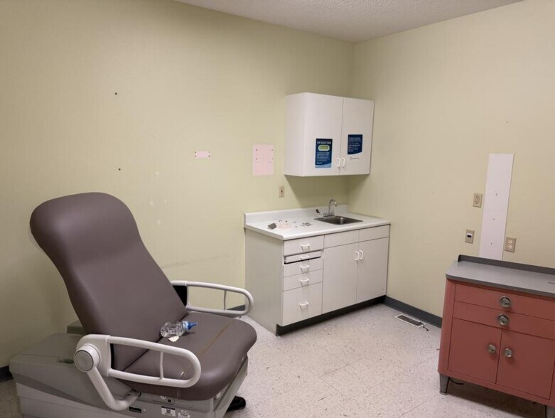 More Photos Of 100 Springfield Ct, O'Fallon Medical For Lease