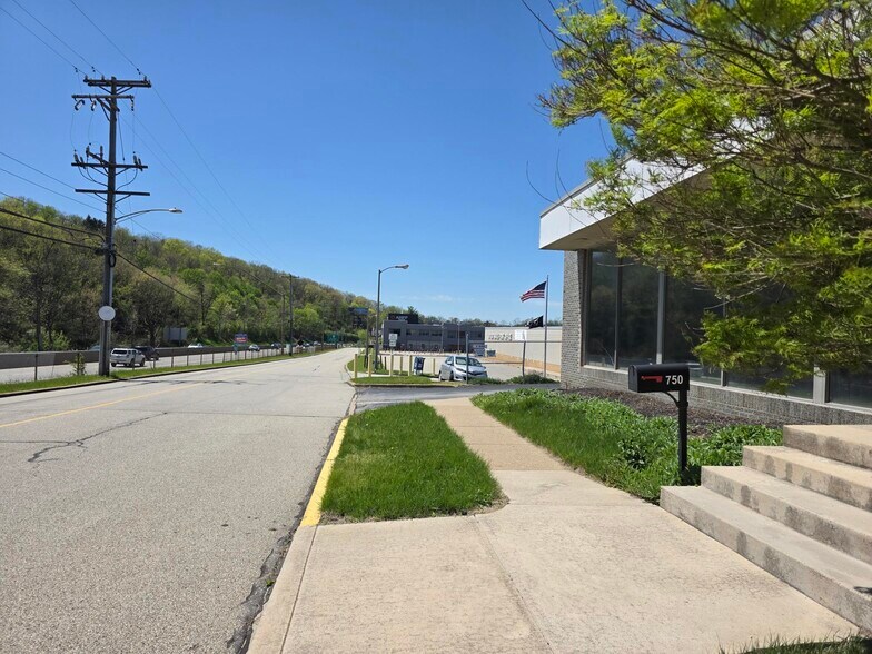 More Photos Of 750 Trumbull Dr, Pittsburgh Warehouse For Lease