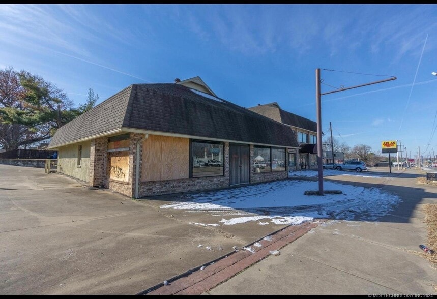 More Photos Of 4322 E 11th St, Tulsa Freestanding For Lease