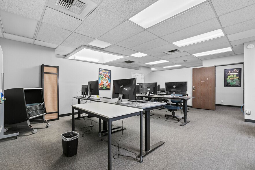 More Photos Of 2725 W Burbank Blvd, Burbank Office For Lease