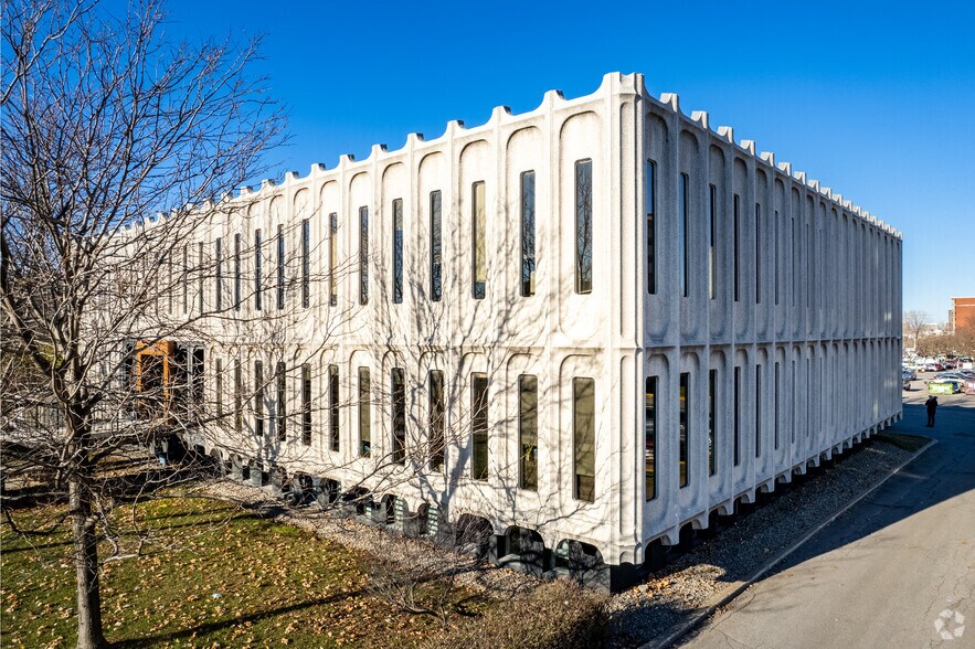 More Photos Of 3333 Boul du Souvenir, Laval Medical For Sale