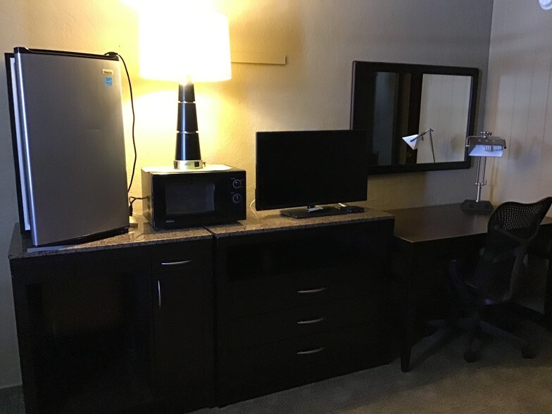 More Photos Of 601 N State St, Bunnell Hotel For Sale