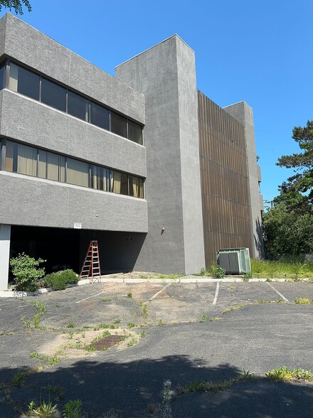 More Photos Of 24 Meadowlands Pky, Secaucus Office For Sale
